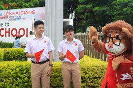 Học sinh iSchool Ninh Thuận háo hức có mặt tại trường khá sớm để dự lễ khai giảng năm học 2024 - 2025