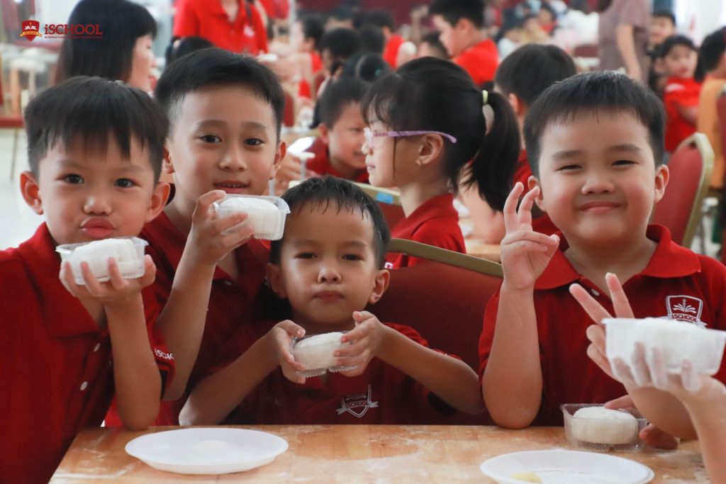 Học sinh làm bánh trung thu