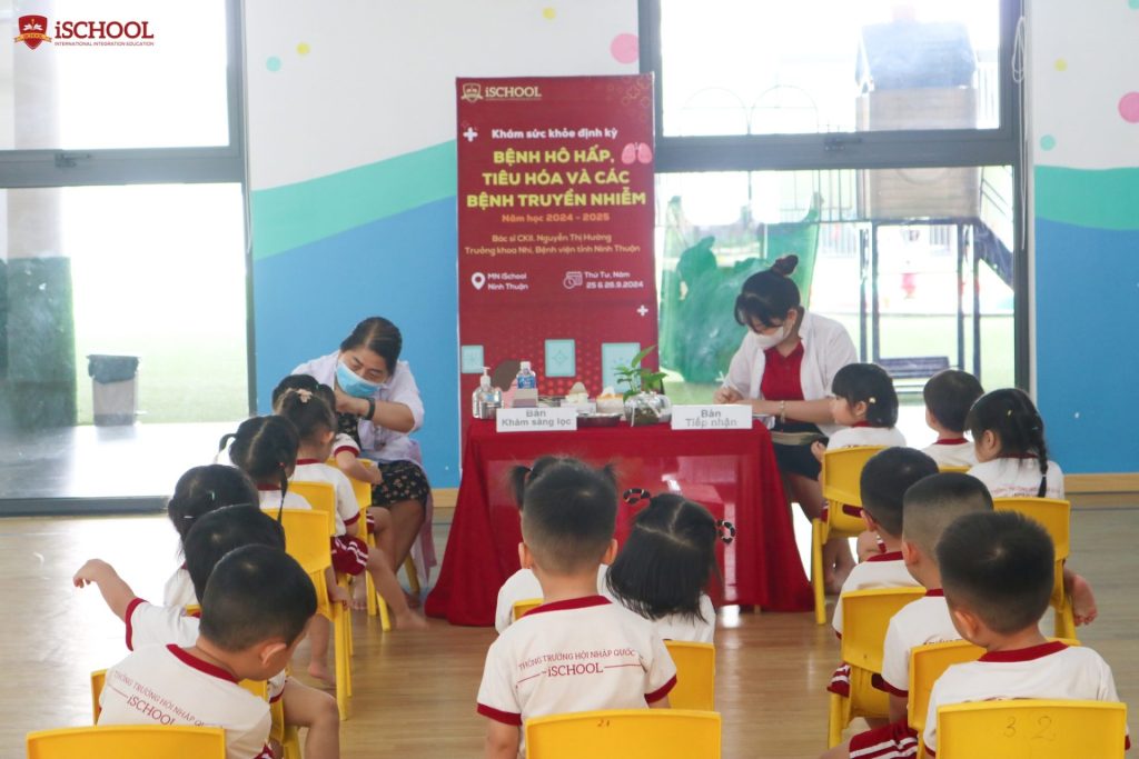 iSers xếp hàng chờ tới lượt khám (1)