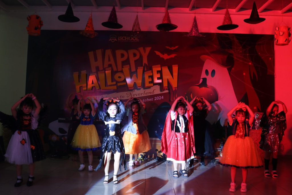 iSers Ninh Thuận tự tin trình diễn tiết mục Halloween