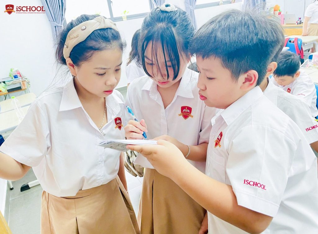 Học sinh lớp 5 iSchool Ninh Thuận đang tính tính toán chu vi và diện tích của chiếc tủ sau khi sử dụng thước để đo chiều dài và chiều rộng của nó