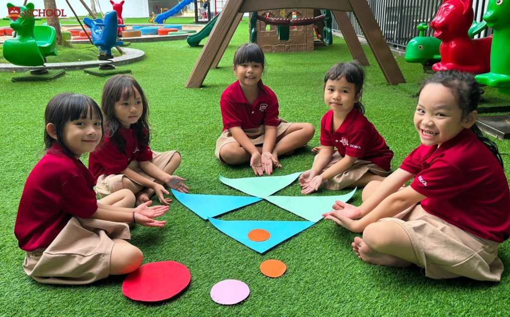 iSers thích thú sử dụng những hình học cơ bản như hình tròn, hình tam giác và hình chữ nhật để tạo nên các mô hình thú vị như hình con cá, con người hay chiếc xe