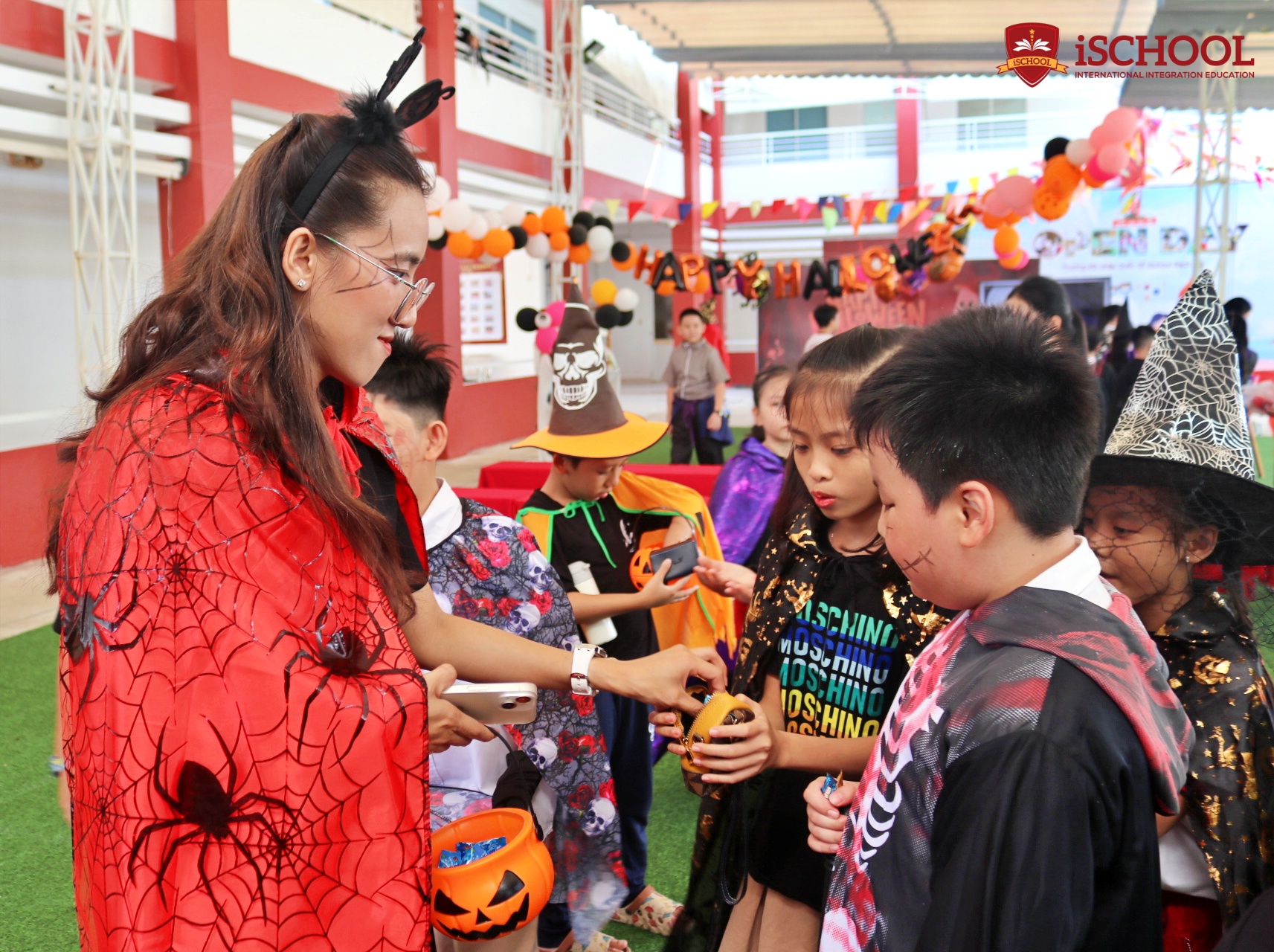 Sự kiện còn thu hút với nhiều hoạt động phong phú: Trick or treat - một trò chơi truyền thống của ngày Halloween, các trò chơi Bingo tiếng Anh vui nhộn, phần hóa trang độc đáo, cùng những gian hàng trò chơi thú vị. Đặc biệt, các iSers đã được trải nghiệm và thưởng thức các gian hàng nước Halloween do chính các bạn trang trí.