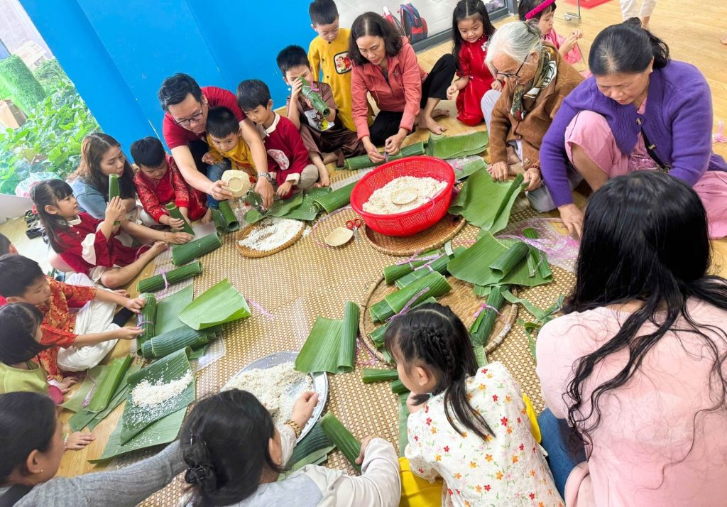 Các iSers cùng gia đình trải nghiệm gói bánh ngày Tết