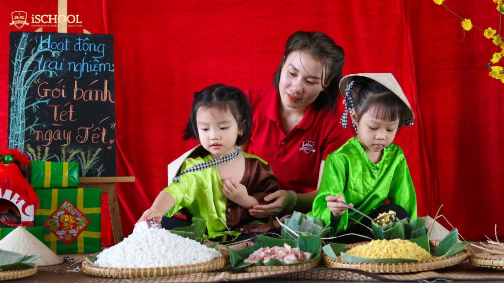 Người tham gia có cơ hội trải nghiệm thực tế, tự tay gói những chiếc bánh thơm ngon, đong đầy yêu thương.