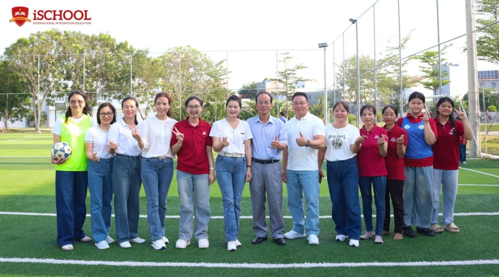 Thầy cô và các bạn học sinh 2 trường thích thú tham gia các hoạt động giao lưu