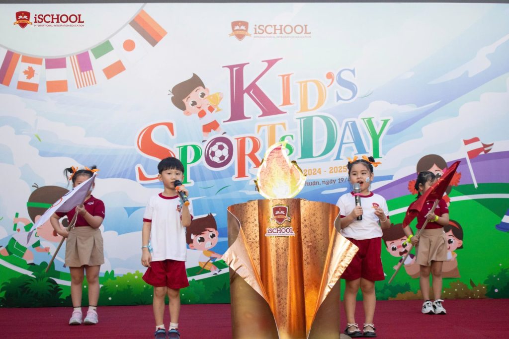 2 bạn Kindy 5 đọc tuyên thệ khai mạc chương trình