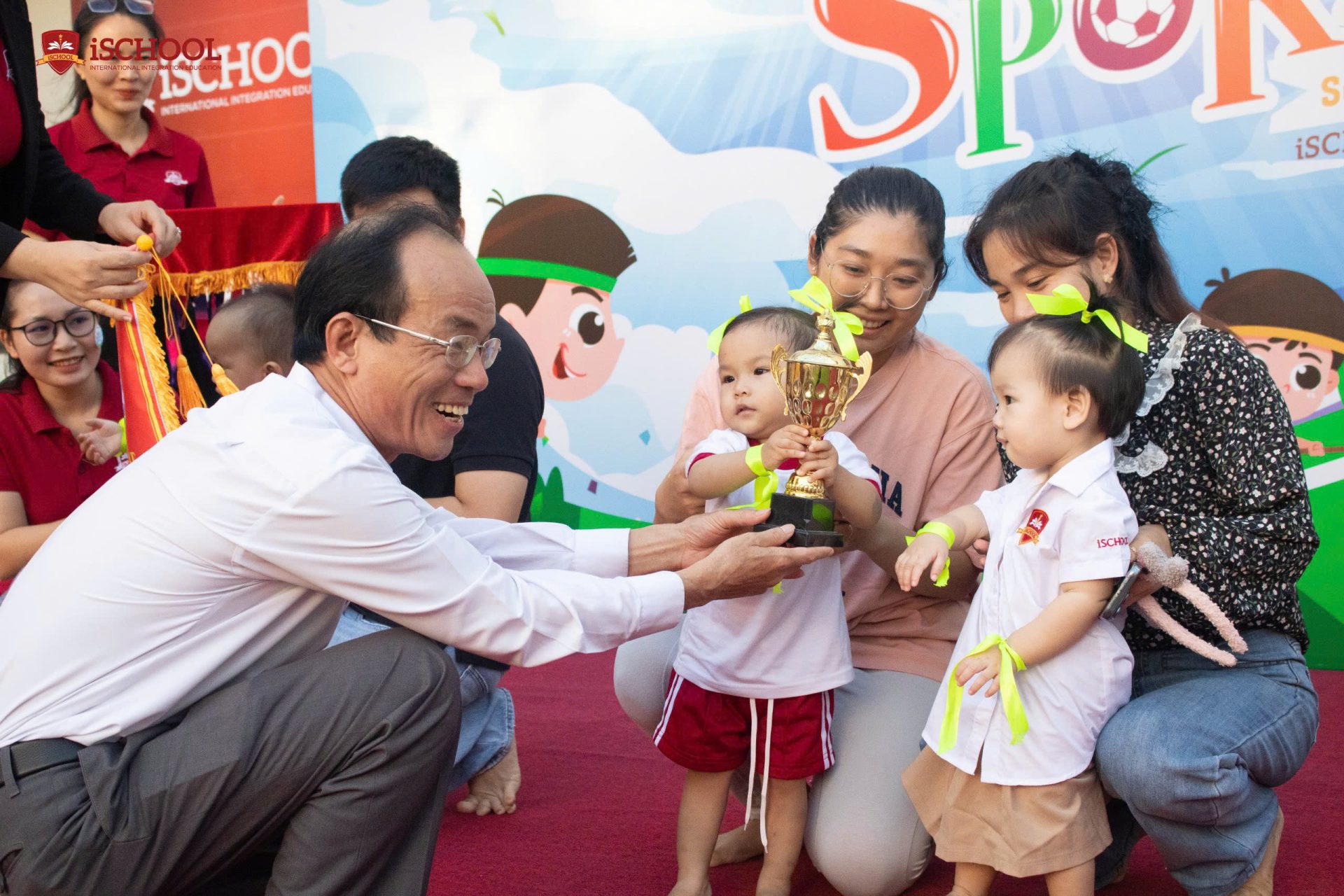 Thầy hiệu trưởng trao huy chương cho các em học sinh