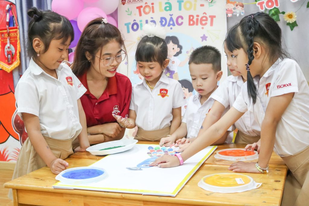 Cô Nguyễn Thị Thi đang lắng nghe các bạn trình bày về phân công nhiệm vụ của bản thân.