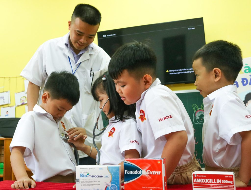 Phụ huynh lớp Kindy 5.3 đang hướng dẫn các bạn tự sử dụng ống nghe trong tiết học