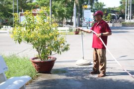 Anh Lộ Phú Minh Quang – nhân viên cây xanh đang thực hiện nhiệm vụ mỗi buổi sáng trước khi học sinh đến trường