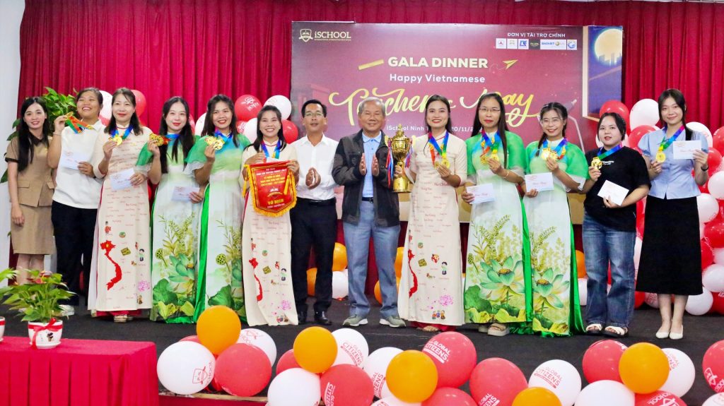 trao-giai-vo-dich-tai-hoi-thao-chao-mung-nha-giao-viet-nam