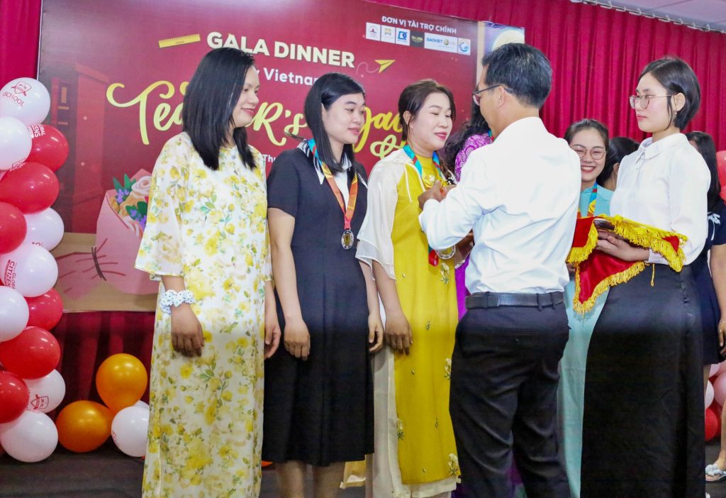 Phó Hiệu trưởng nhà trường đang trao giải Nhì môn bóng Ném