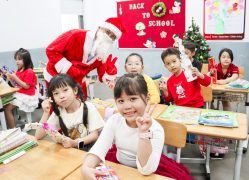 Ông già Noel trao quà cho học sinh iSchool Ninh Thuận