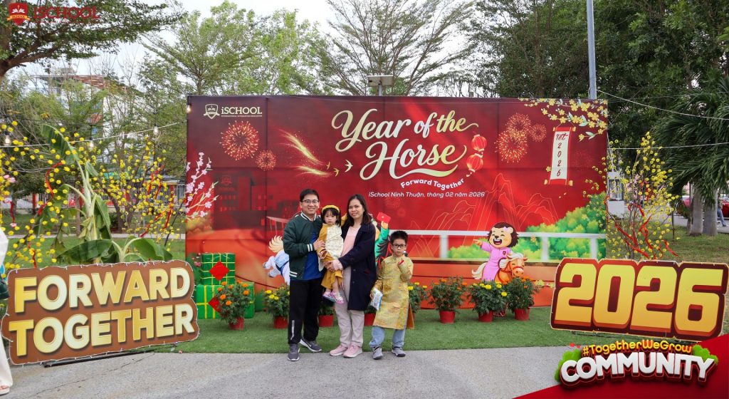 Backdrop xuân Bính Ngọ 2026 iSchool Ninh Thuận