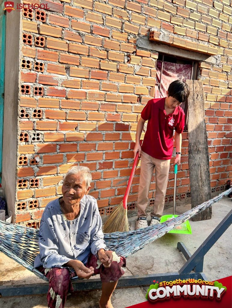 Các em học sinh dọn dẹp và trang trí nhà cửa cho người già