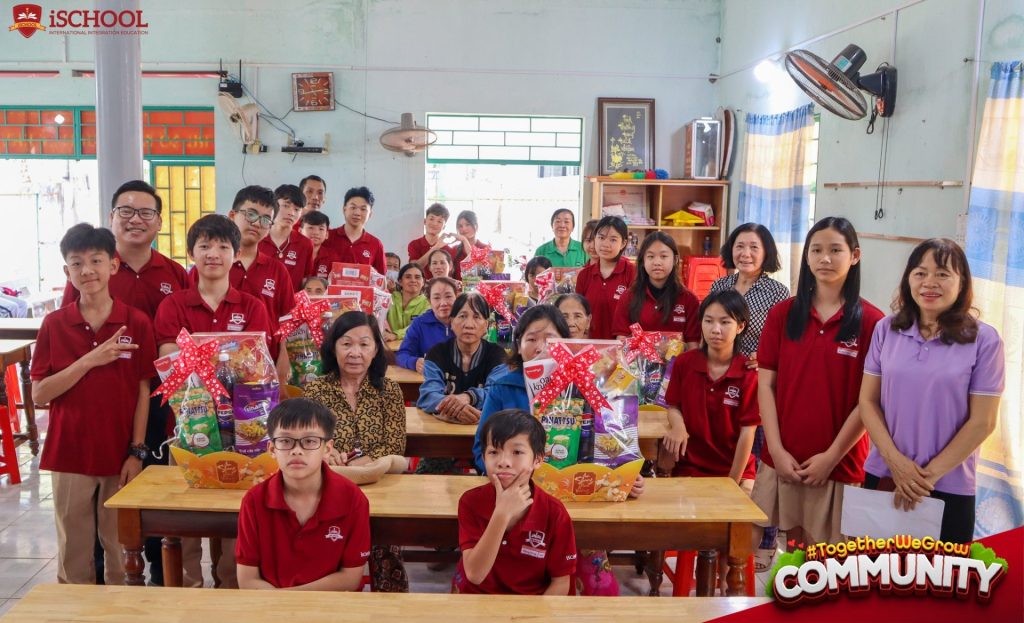 Học sinh chuẩn bị giỏ quà Tết trong chương trình Xuân Yêu Thương 2026