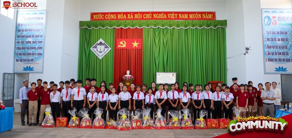 Học sinh và phụ huynh chia sẻ khoảnh khắc yêu thương trong chương trình Xuân Yêu Thương 2026