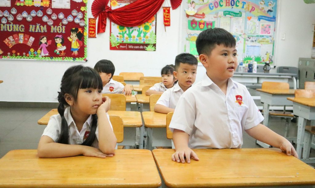 Con biết giao tiếp và hòa nhập với bạn bè