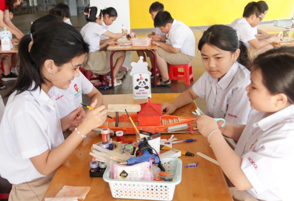 iSer trải nghiệm làm mô hình