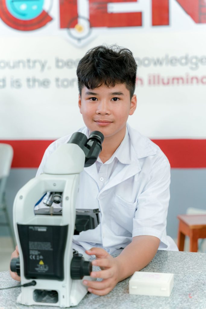 Học sinh soi kính hiển vi trong giờ Sinh học 