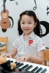 iSer nhí trổ tài piano