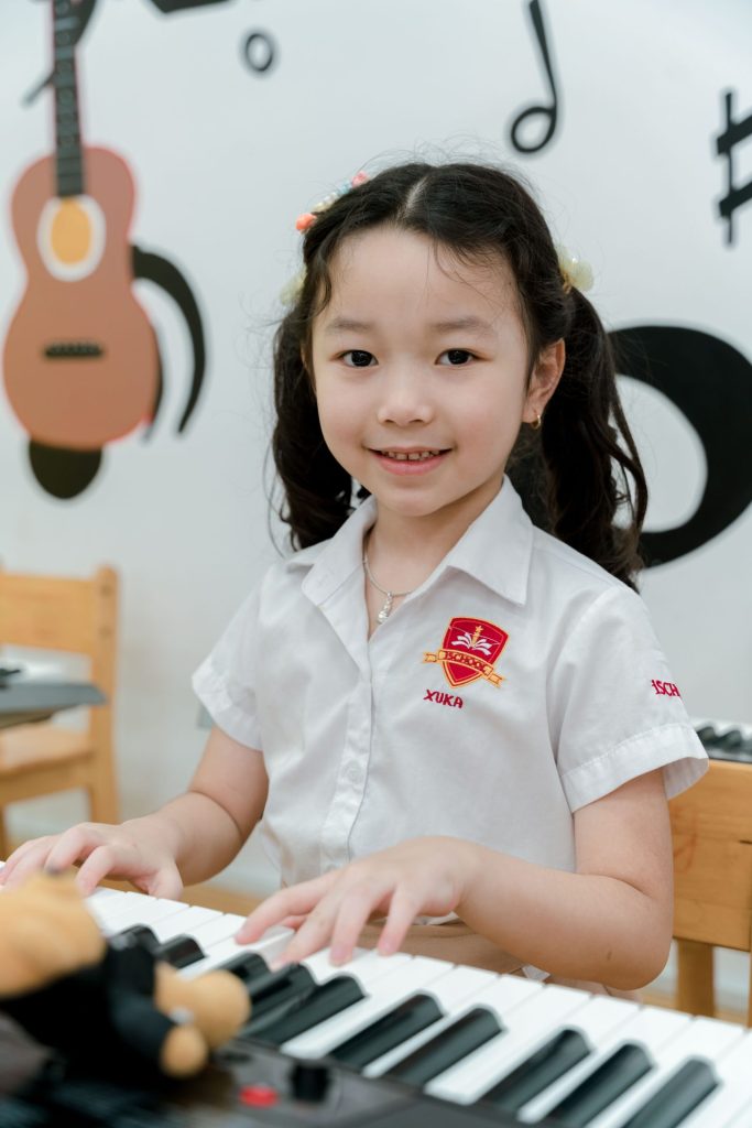 iSer nhí trổ tài piano