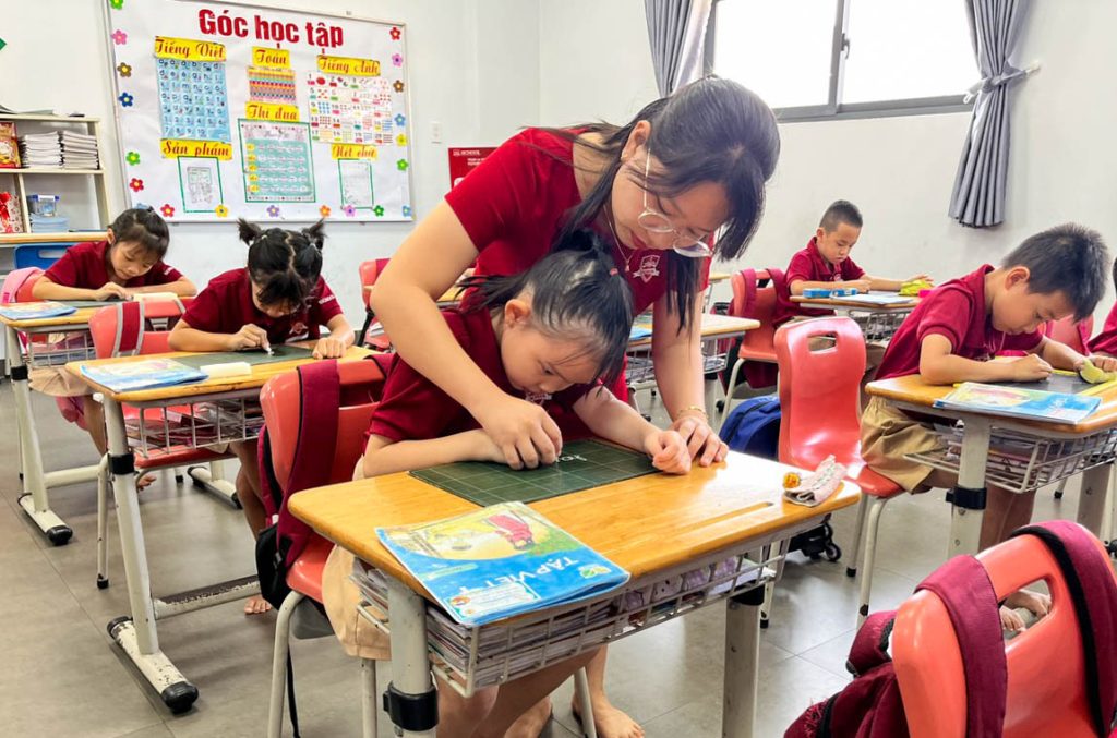 Co Giao Dong Hanh Cung iSer