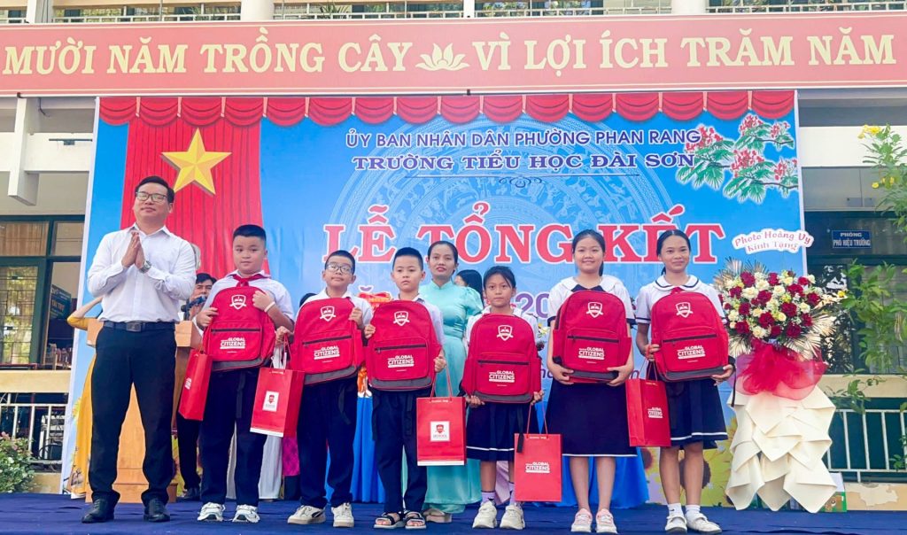 Thầy Minh Nhật trao học bổng đến các em học sinh Trường Tiểu học Đài Sơn