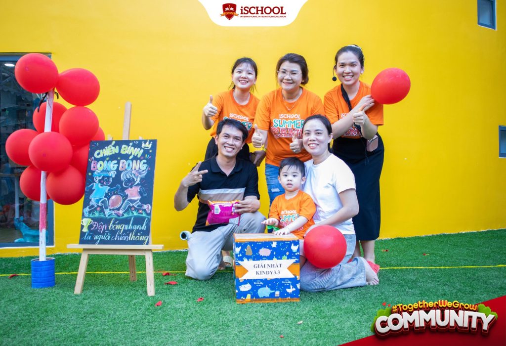 Cô Nguyễn Thị Thanh - Hiệu trưởng Trường Mầm non iSchool Ninh Thuận tham gia  hoạt động cùng phụ huynh và các bé
