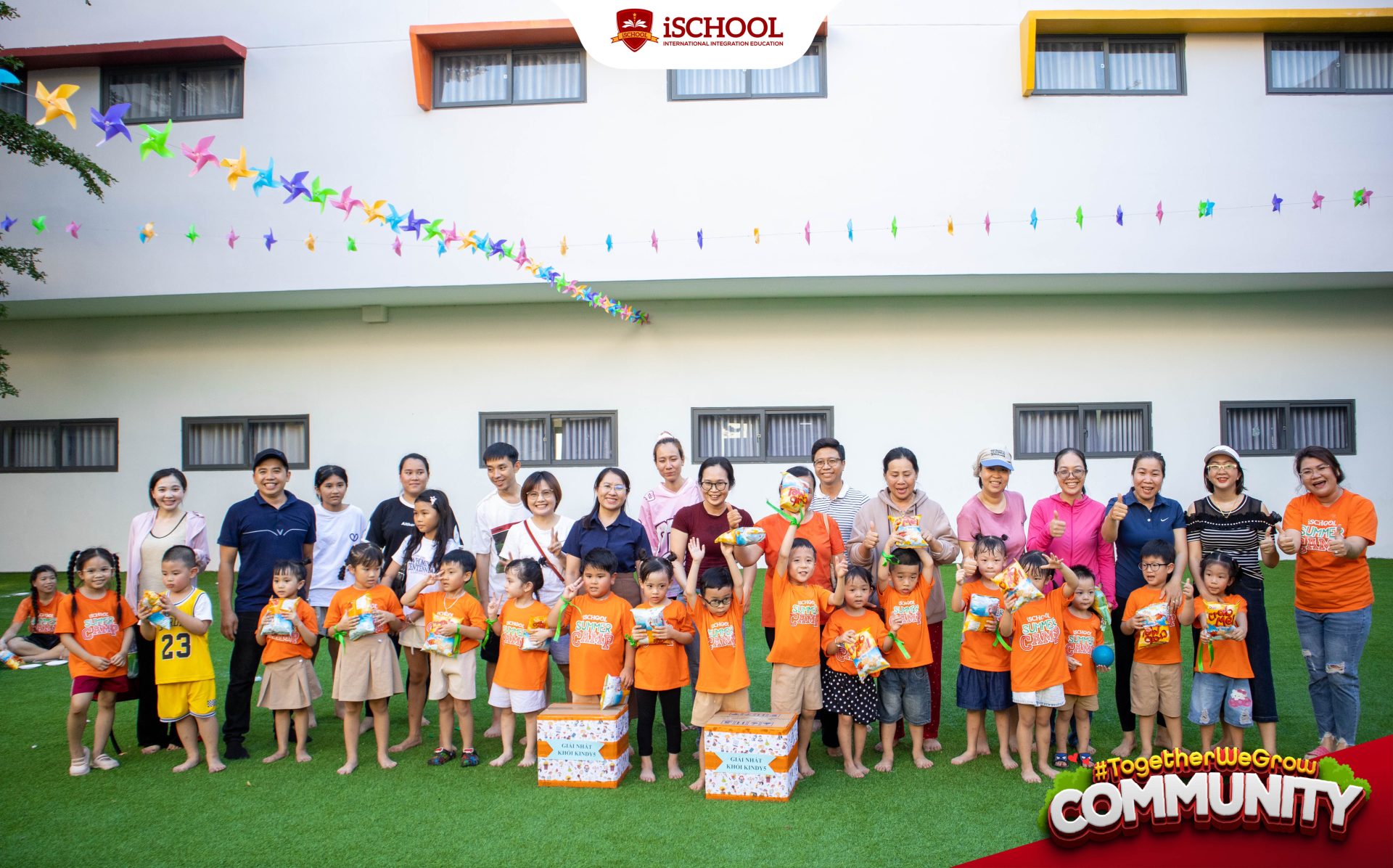 Những phần quà nhỏ xinh được trao cho tập thể lớn "chiến thắng" sau các phần thi tại ngày hội
