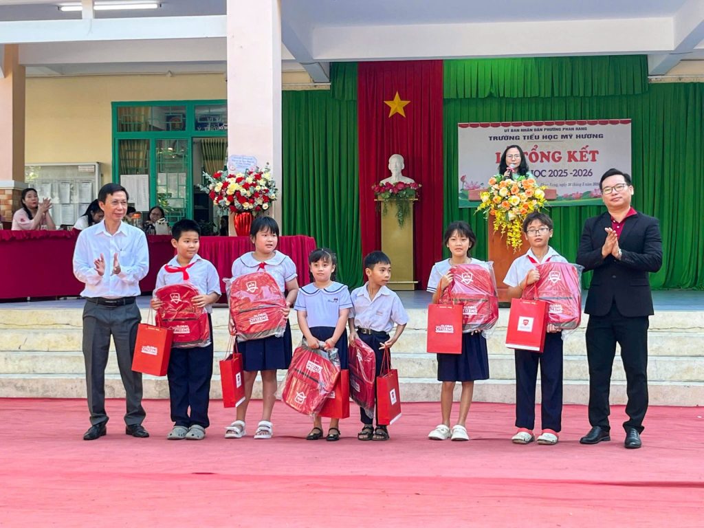 Thầy Lê Phan Minh Nhật - PHT Trường THPT iSchool trao những phần quà từ trường đến các em học sinh Trường Tiểu học Mỹ Hương