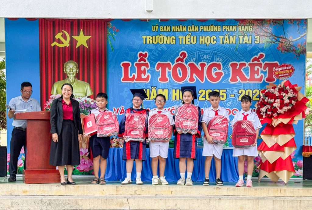Cô Thảo Vy - đại diện Trường iSchool Ninh Thuận tham dự buổi Lễ Tổng kết và trao học bổng đến các em học sinh Trường Tiểu học Tấn Tài 3