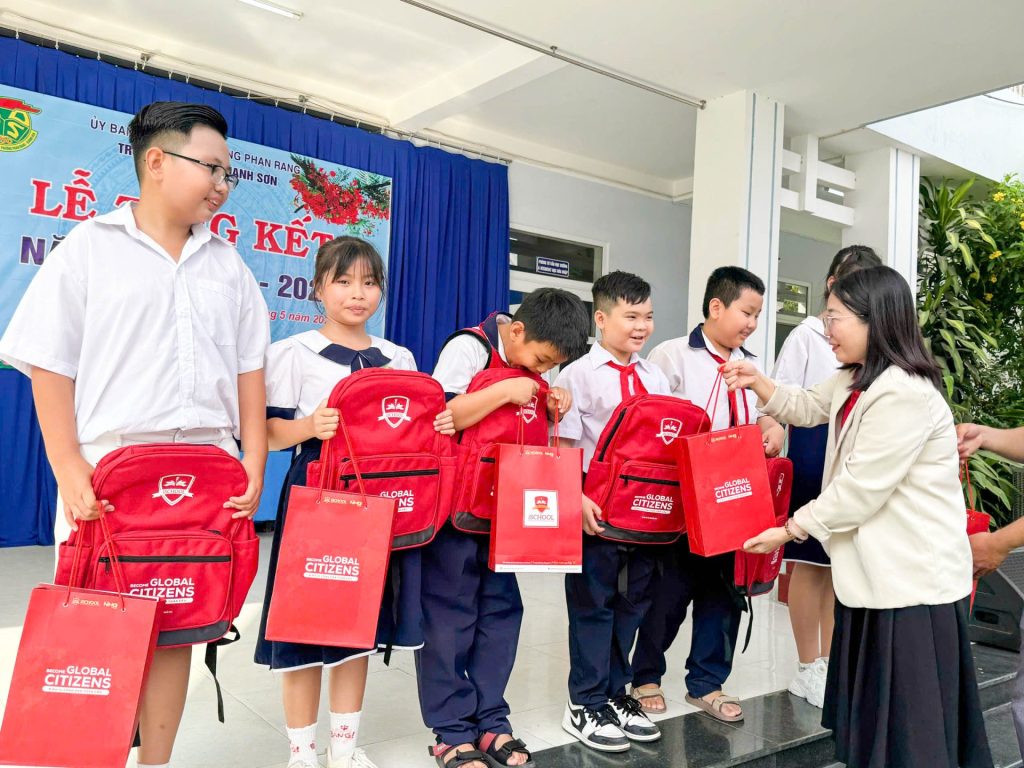 Cô Nguyễn Thị Thu Sương - Phó Hiệu trưởng Khối Tiểu học iSchool Ninh Thuận trao quà cho các bạn học sinh Trường Tiểu học Thanh Sơn