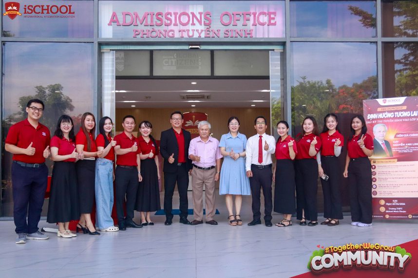 Ban Giám hiệu cùng thầy cô Trường THPT iSchool Ninh Thuận chào đón Phụ huynh, học sinh tham dự Hội thảo 