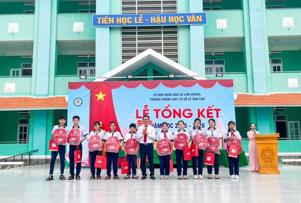 Thầy Minh Nhật trao học bổng đến các em học sinh Trường THCS Lê Văn Tám