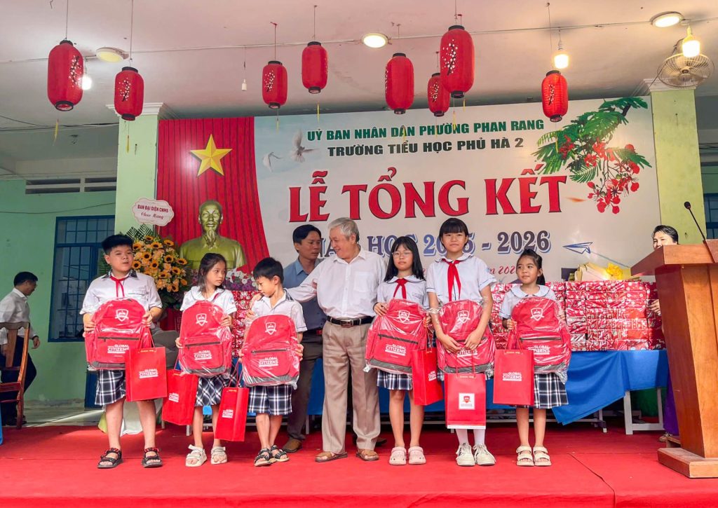Thầy Anh Linh chụp ảnh kỷ niệm cùng các em học sinh xuất sắc trong Lễ Tổng kết Trường Phủ Hà 2