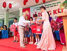 Thầy Nguyễn Anh Linh - Hiệu trưởng Trường Hội nhập Quốc tế iSchool Ninh Thuận tận tay trao các suất học bổng đồng hành đến các em học sinh Trường Tiểu học Phủ Hà 2 trong buổi Lễ Tổng kết
