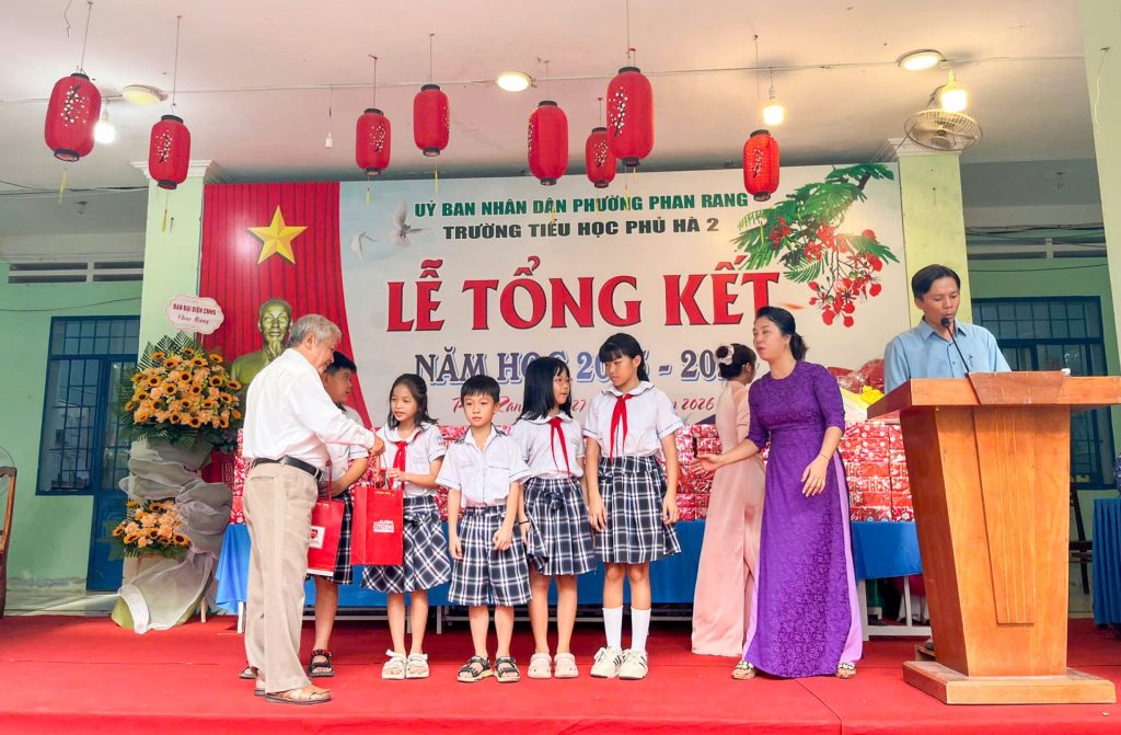 Thầy Nguyễn Anh Linh - Hiệu trưởng Trường Hội nhập Quốc tế iSchool Ninh Thuận tận tay trao các suất học bổng đồng hành đến các em học sinh Trường Tiểu học Phủ Hà 2 trong buổi Lễ Tổng kết 