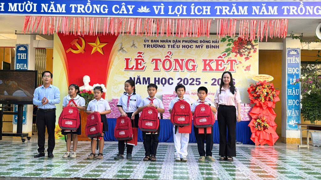 Thầy Phạm Minh Nhựt - PHT Khối Trung học Trường Hội nhập Quốc tế iSchool Ninh Thuận trao 06 suất học bổng đến học sinh tiêu biểu Trường Tiểu học Mỹ Bình