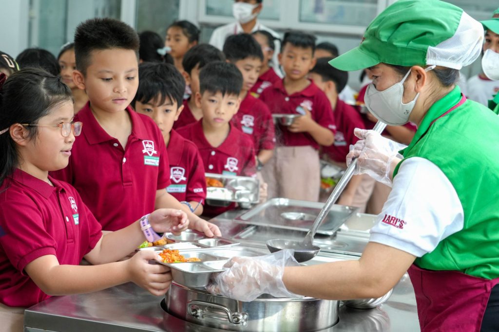 iSchool Ninh Thuận luôn chú trọng chất lượng bữa ăn cho học sinh