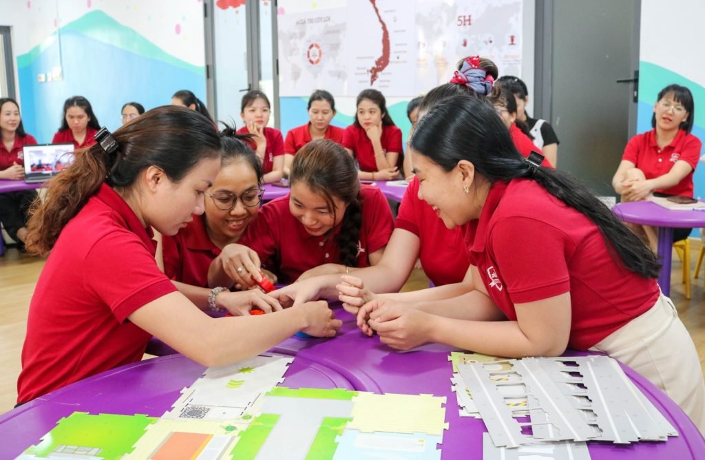 Các cô giáo mầm non iSchool Ninh Thuận tập huấn Robotic trước thềm năm học mới