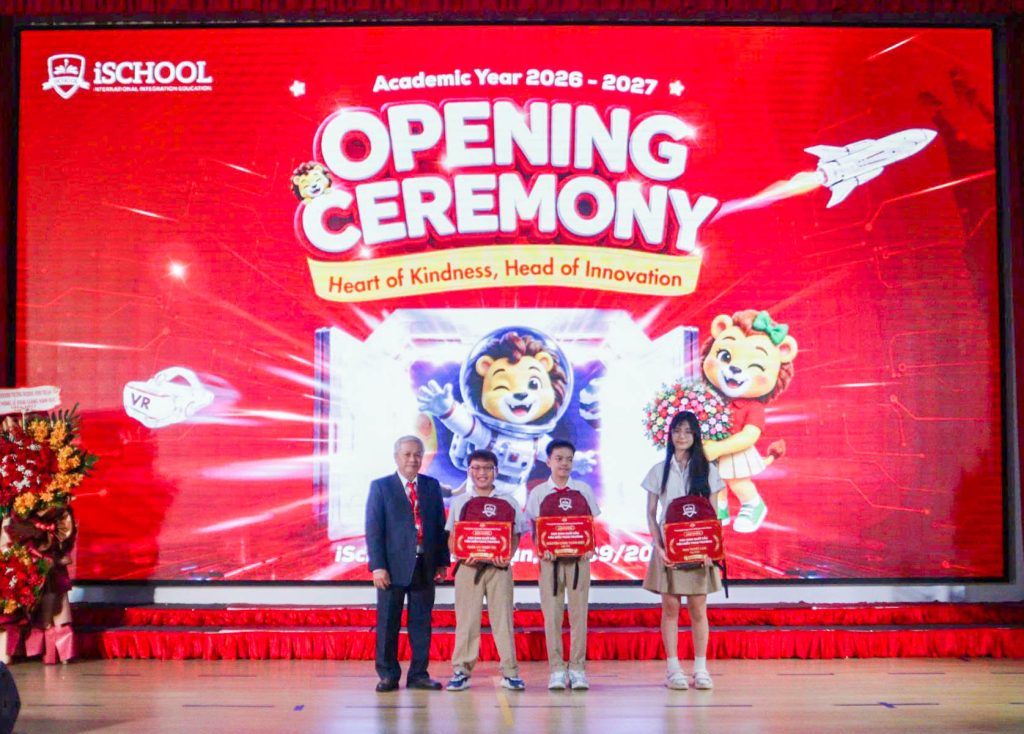 Thầy Nguyễn Anh Linh - Hiệu trưởng Trường Hội nhập Quốc tế iSchool Ninh Thuận chụp ảnh lưu niệm cùng 03 em học sinh đạt danh hiệu học sinh xuất sắc tại buổi Lễ Khai giảng năm học 2026-2027