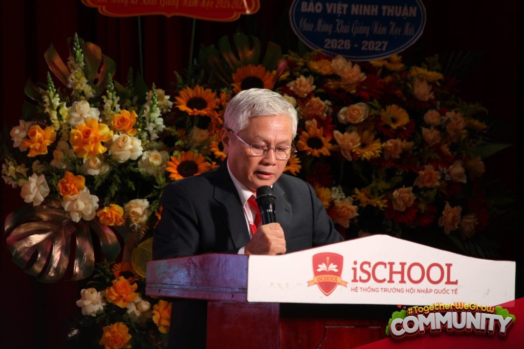 Thầy Hiệu trưởng phát biểu tại buổi Lễ Khai giảng năm học mới