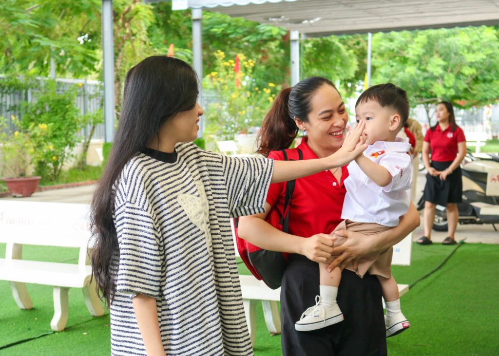 Khoảnh khắc hạnh phúc của cô giáo cùng Phụ huynh học sinh tại sân trường iSchool Ninh Thuận ngày Khai giảng