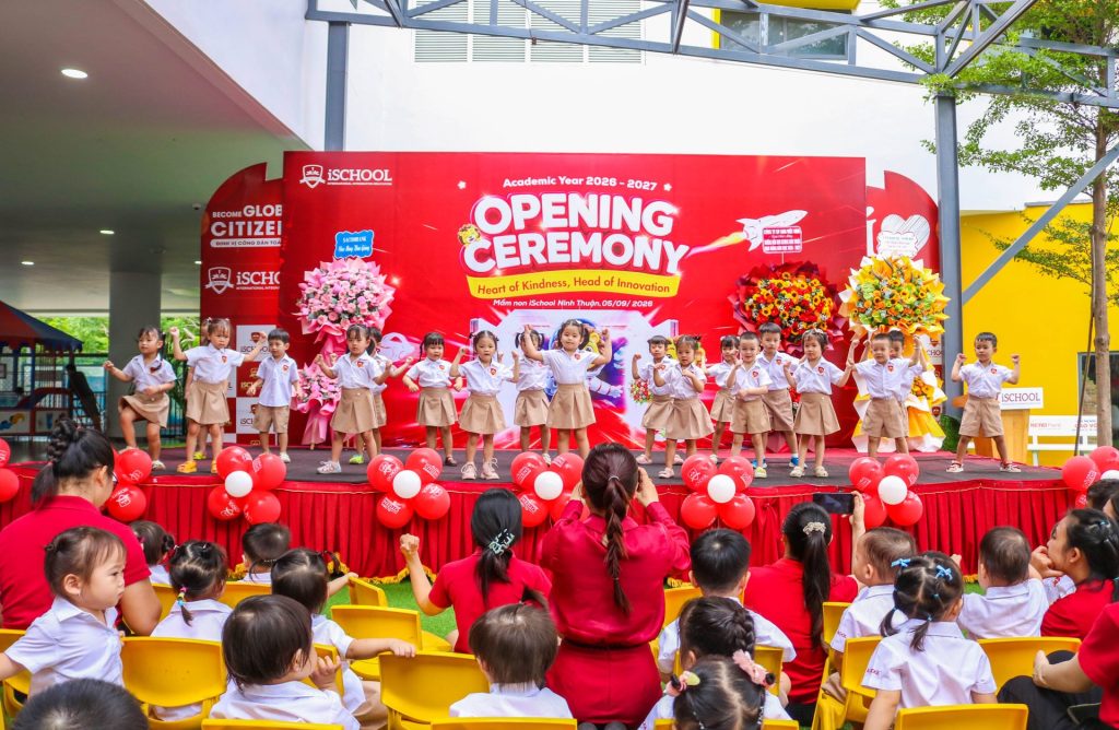 Đại diện học sinh các khối lớp nhận biểu trưng 6 giá trị cốt lõi từ nhà trường trong Lễ Khai giảng năm học 2026-2027 tại Trường THPT iSchool Ninh Thuận