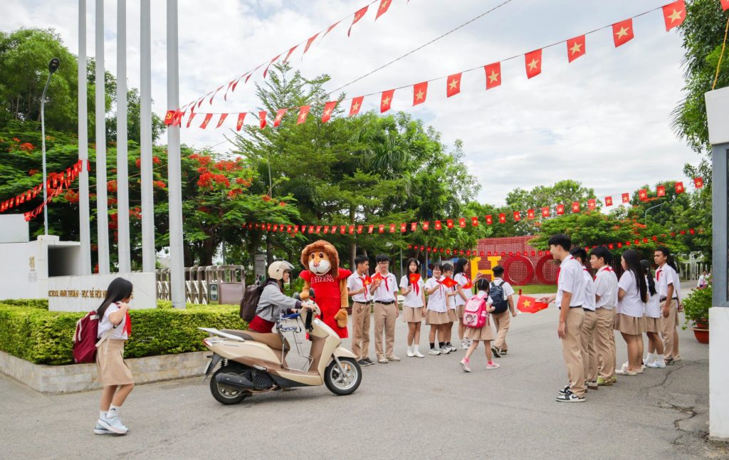 Chào đón học sinh đầu cấp đến trường ngày Khai giảng năm học mới 2026-2027 tại Trường THPT iSchool Ninh Thuận