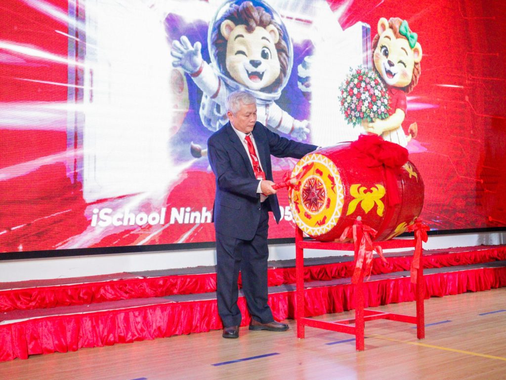 Thầy Nguyễn Anh Linh - Hiệu trưởng Trường Hội nhập Quốc tế iSchool Ninh Thuận đánh trống Khai giảng năm học mới 2026-2027